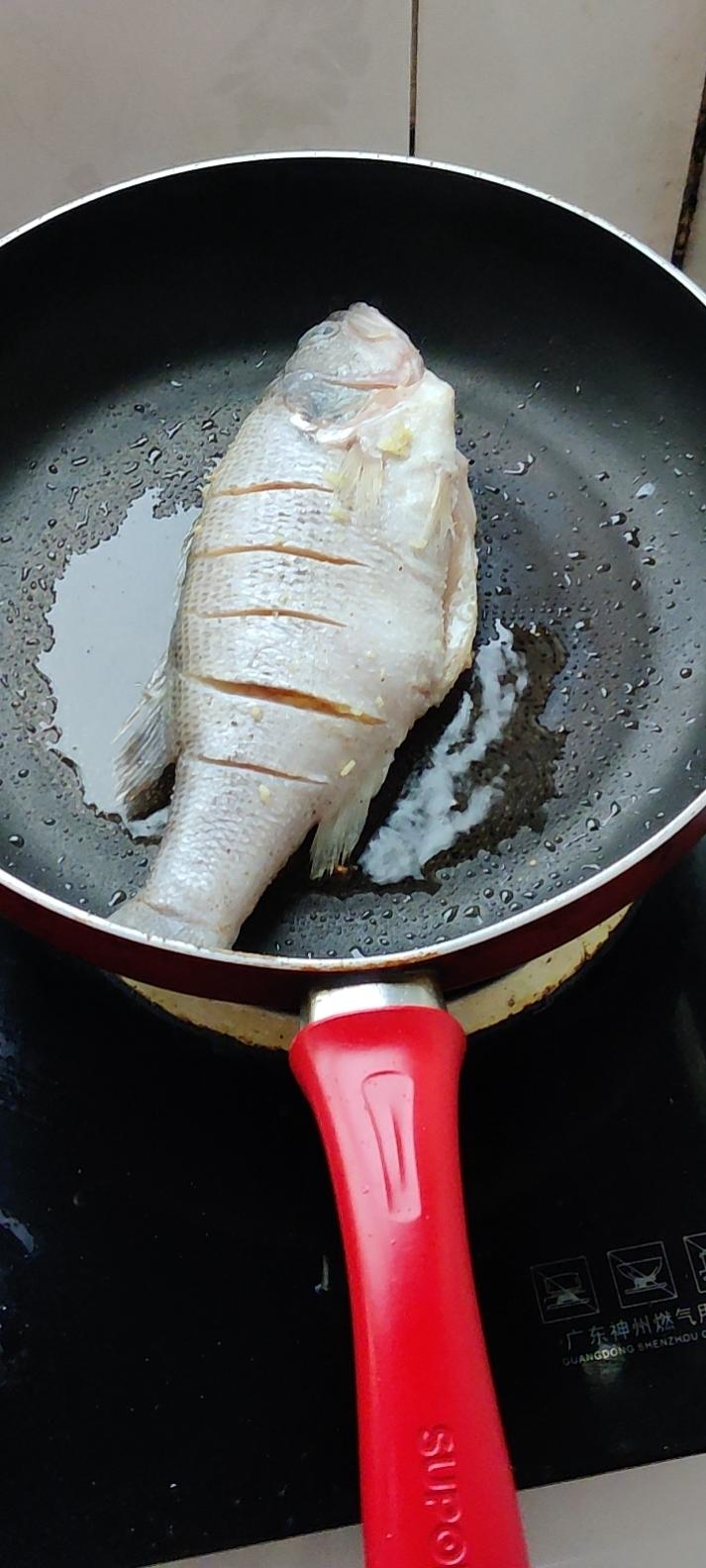 比蒸着吃更过瘾的【锡纸包烤鲈鱼】