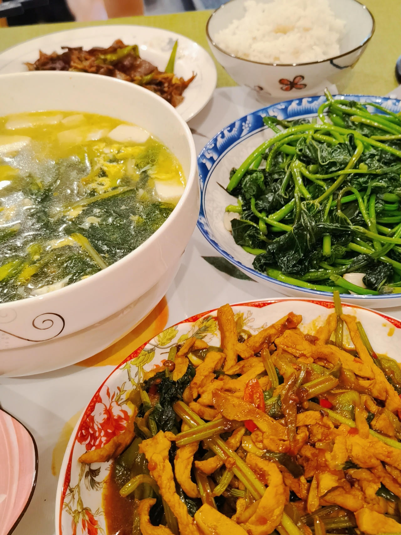 减脂健康的虾仁豆腐裙带菜汤