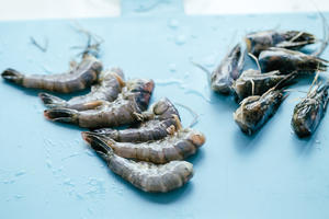蓝虾刺身+虾头味增汤的做法 步骤2