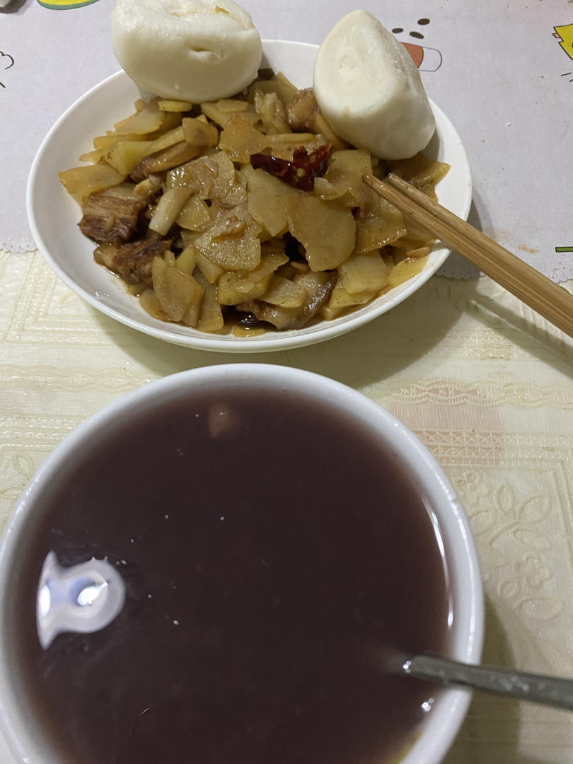 五花肉炒小土豆片