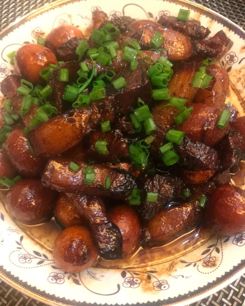 加了鹌鹑蛋后，这盘红烧肉，美味的逆天啦——鹌鹑蛋烧肉（孔瑶食谱）