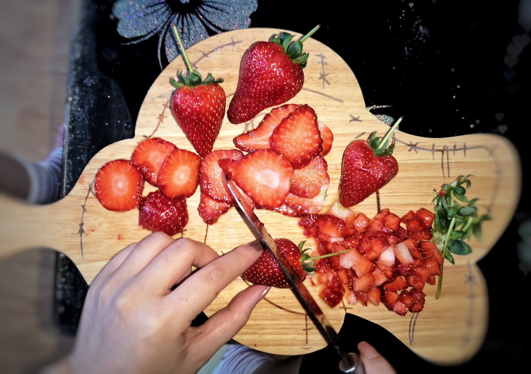 草莓果昔—一粉粉的春天饮品（简单美味美丽）的做法 步骤2