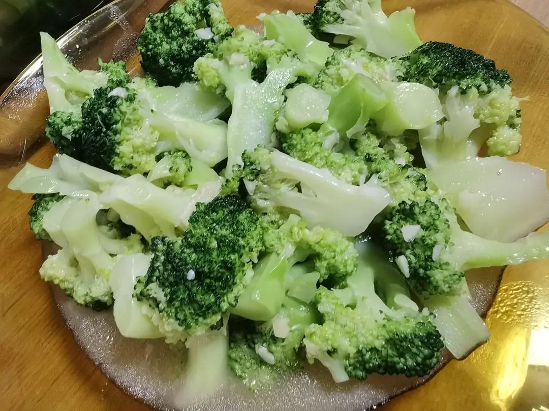 好吃到爆的耗油蒜蓉西兰花(从不修图，喜欢请关注)