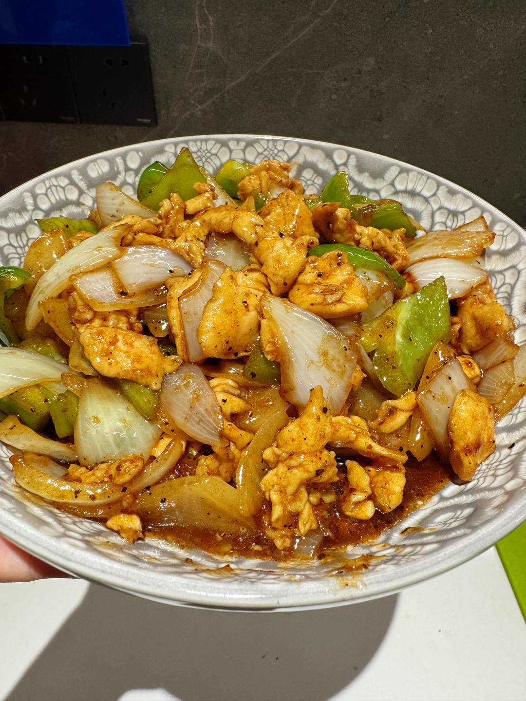 黑椒酱汁鸡片，椒香滑嫩、味烈香浓，好吃下饭！