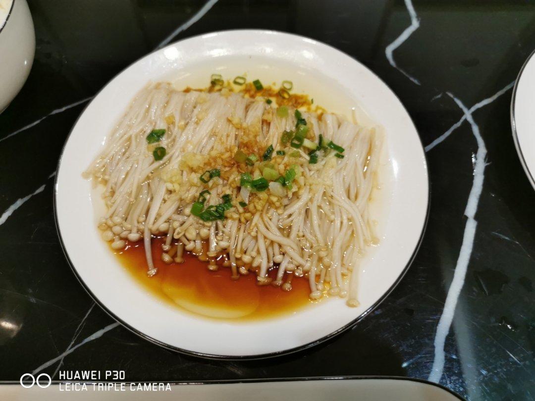 葱油金针菇——10分钟快手菜，你绝对不能错过的美味~