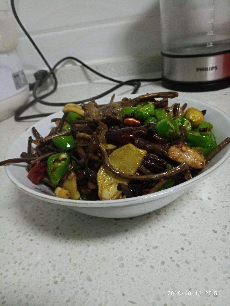 五花肉干锅茶树菇