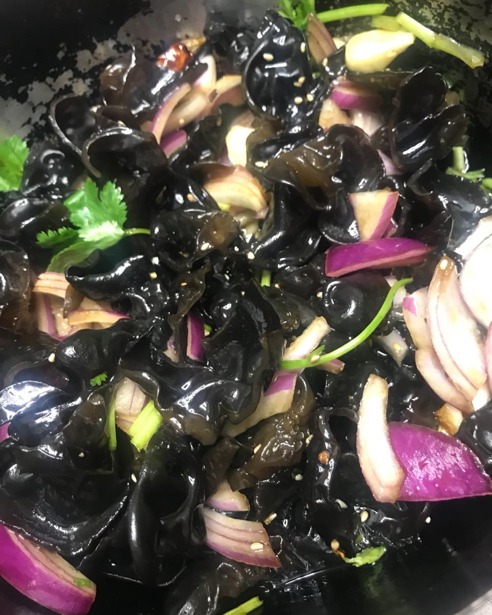 凉拌洋葱木耳–通血管开胃快手凉菜