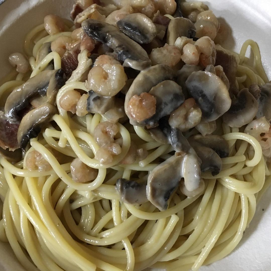 白蘑菇奶油培根意面