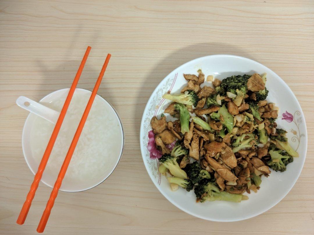 鸡胸肉炒西兰花