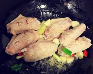 焖锅鸡翅大虾煲的做法 步骤3