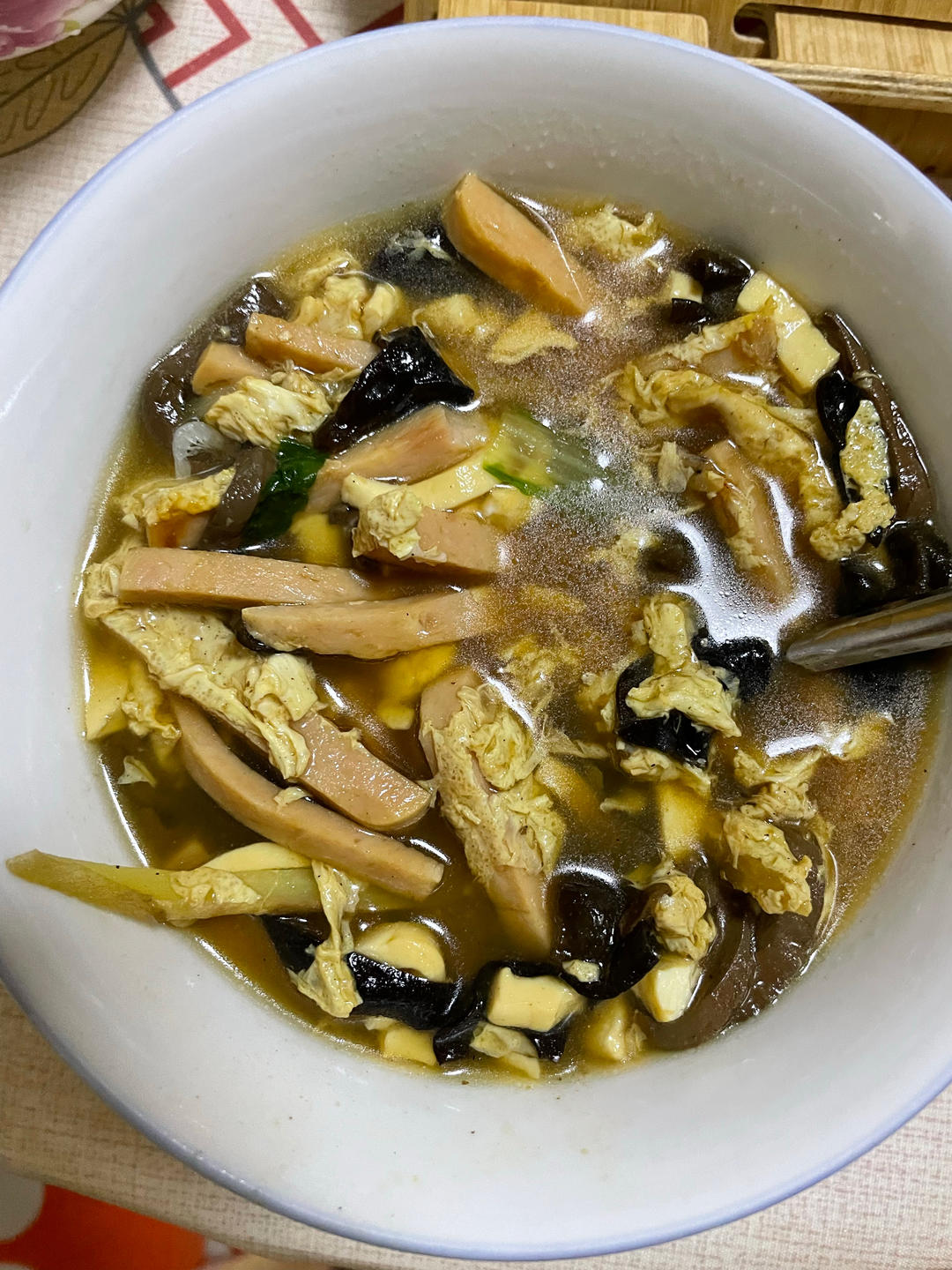 厨师长教你：“酸辣汤”的家常做法，鲜香暖胃，增加食欲助消化