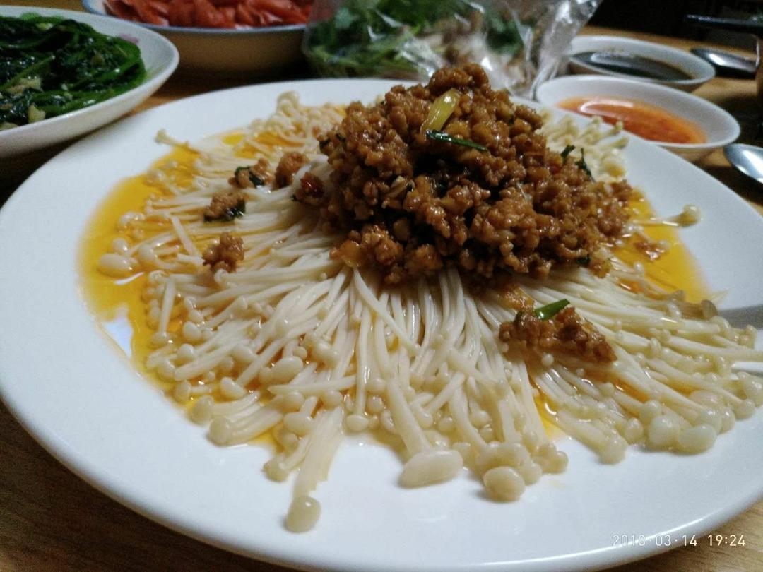 蒜蓉肉末浇金针菇