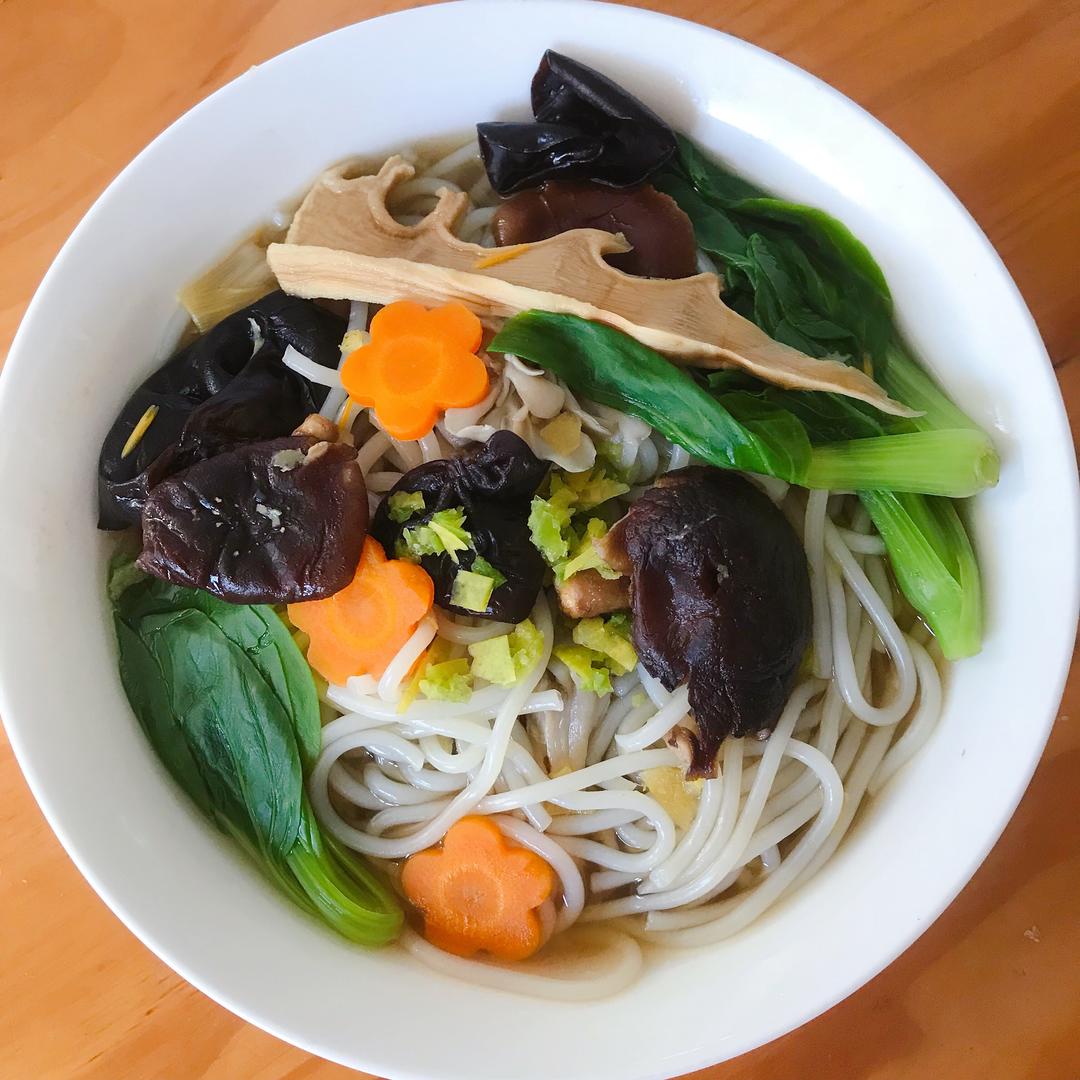 蔬菜菌菇鸡骨汤米粉的做法