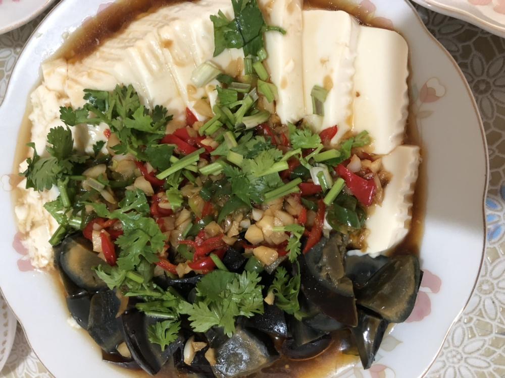 双椒拌皮蛋豆腐