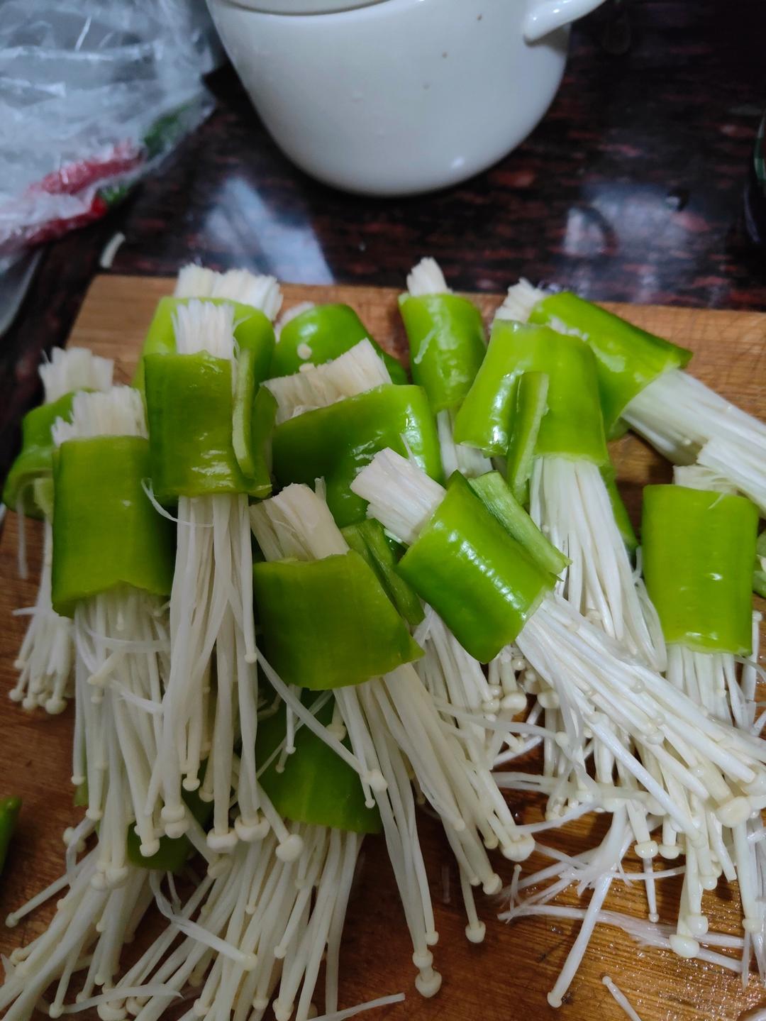 青椒卷金针菇，无敌下饭