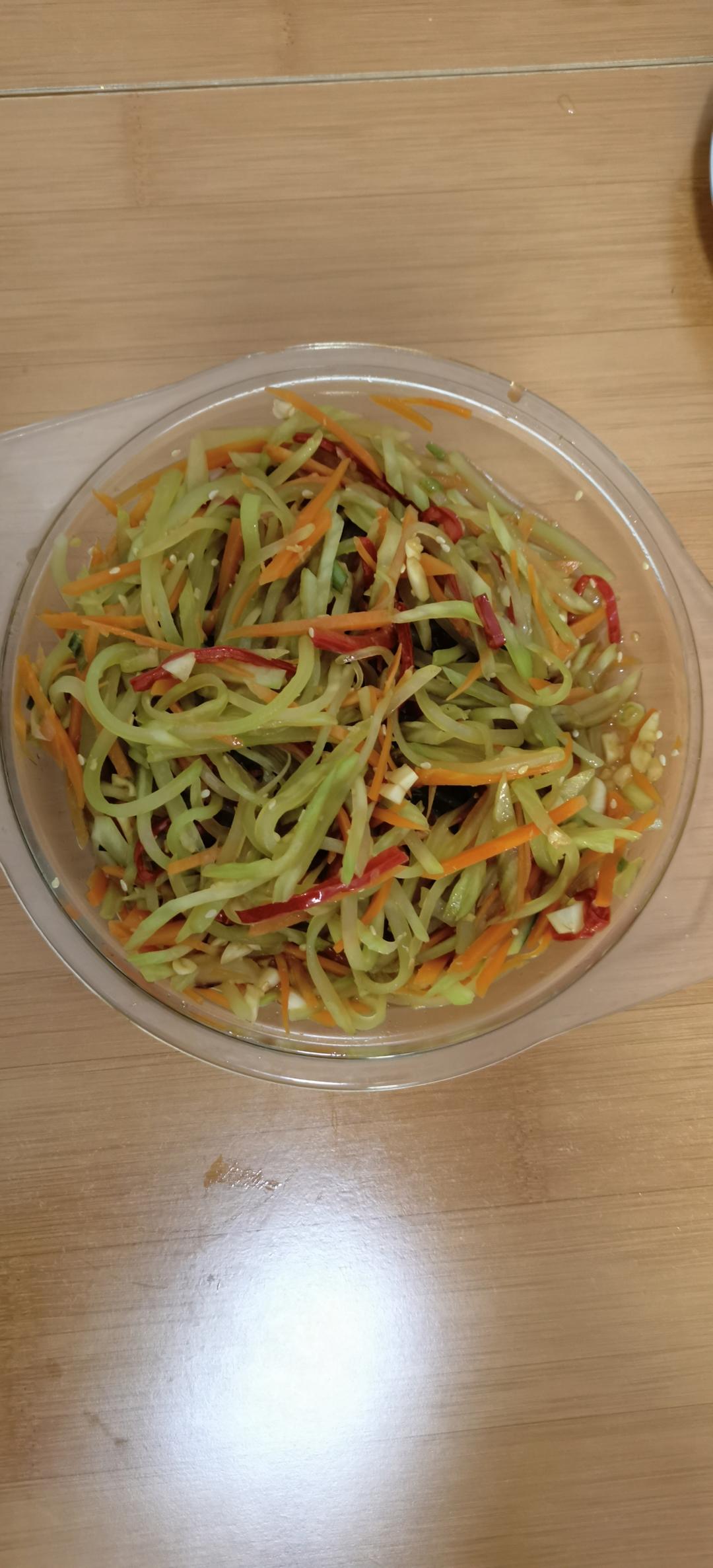 椒油炝拌莴笋丝