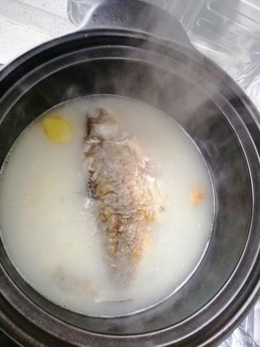 清炖鲫鱼汤 三个关键步骤让你轻松炖出汤浓味鲜色白似奶的鲫鱼汤
