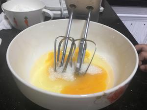 蒸纸杯蛋糕🧁全蛋打，无需分蛋，无泡打粉！的做法 步骤2