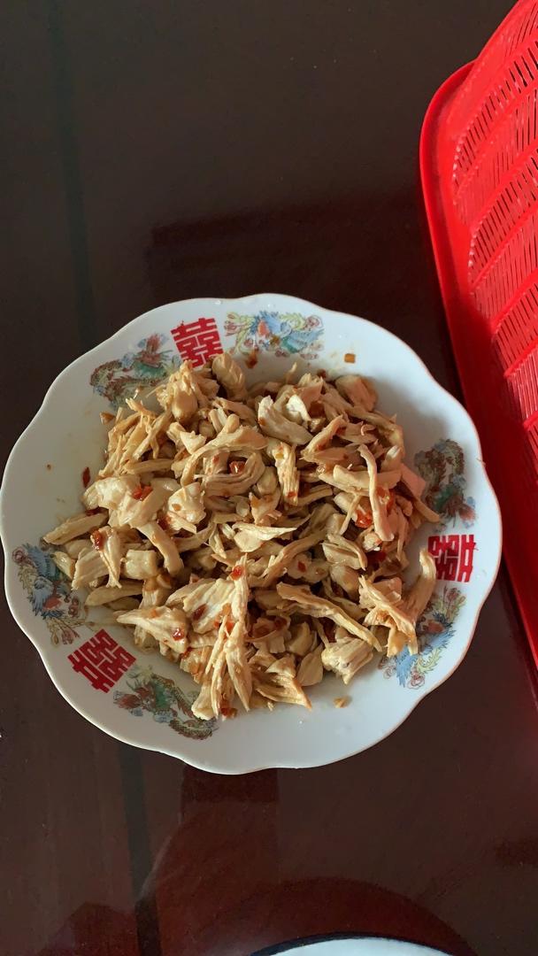 凉拌鸡丝（爽口低脂鸡胸肉）