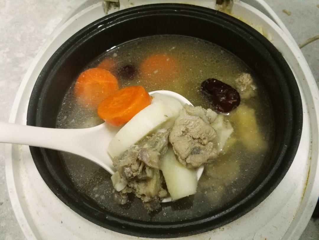 五点零的料理做的淮山猪骨汤 清甜润燥