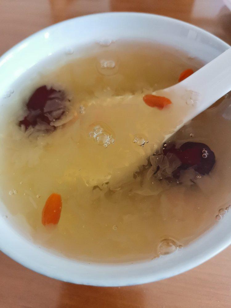 冰糖银耳红枣汤