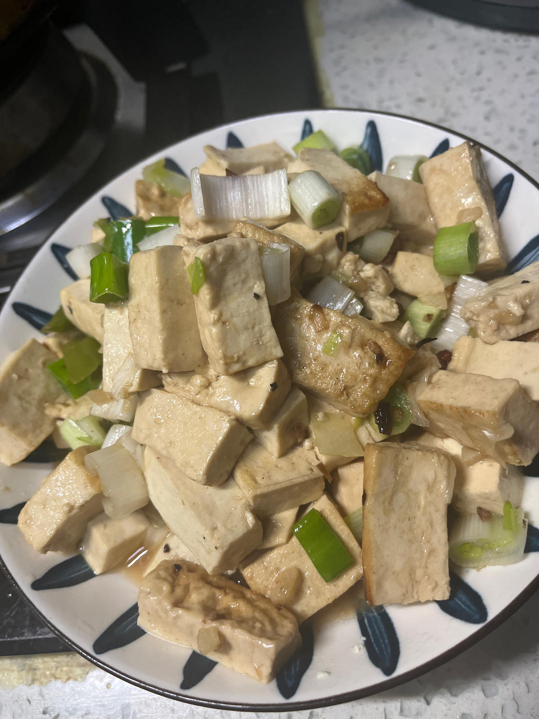 不放肉也超下饭的葱焖豆腐