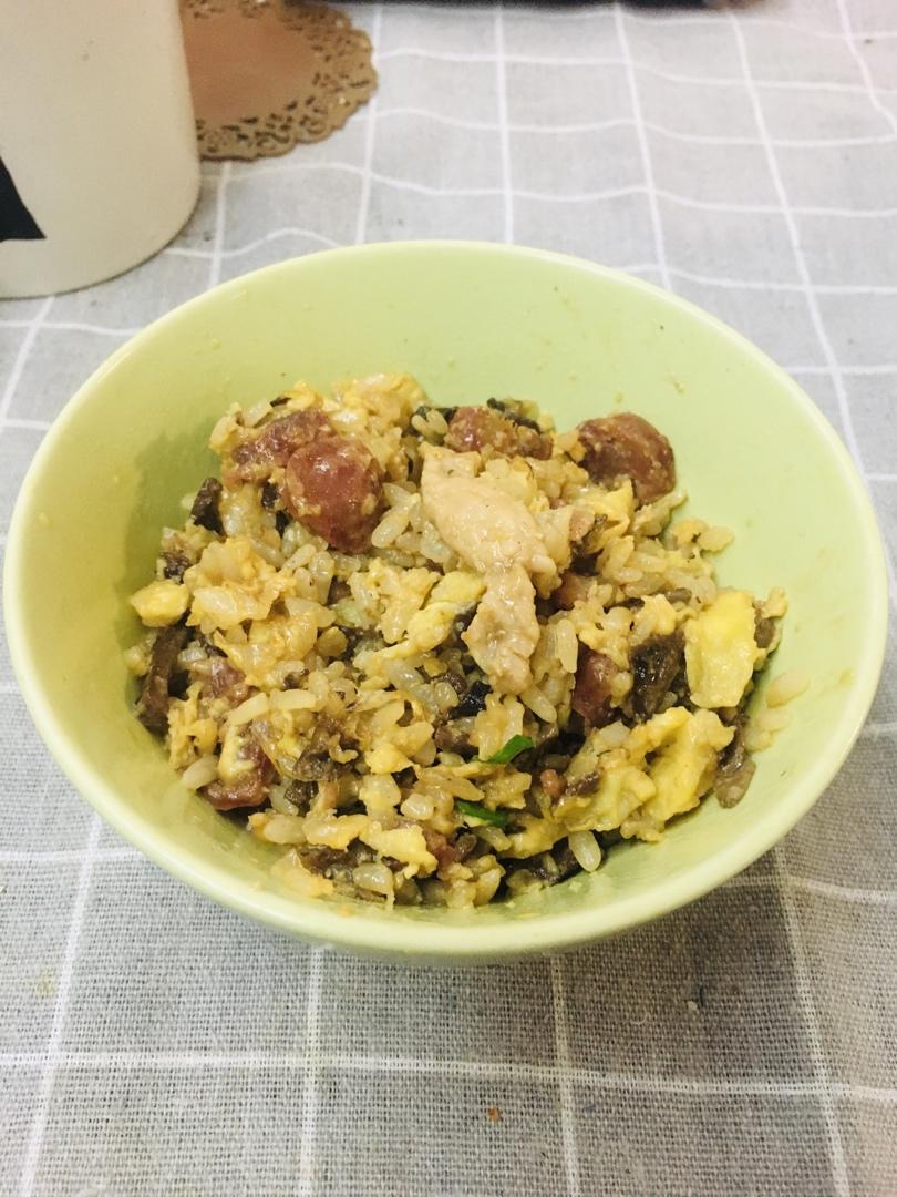 每一口都是料的牛肝菌腊肠焖饭