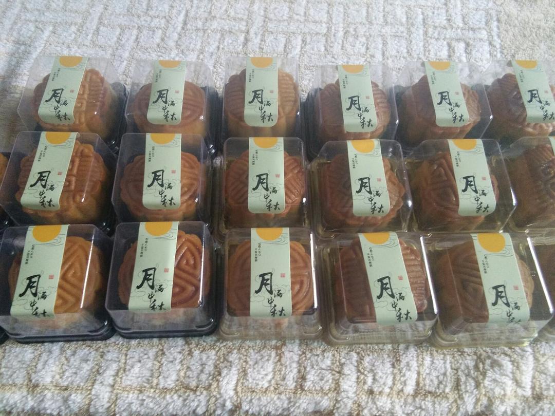 广式月饼—蛋黄莲蓉月饼