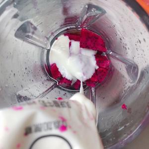 火龙果➕百香果酸奶昔的做法 步骤2
