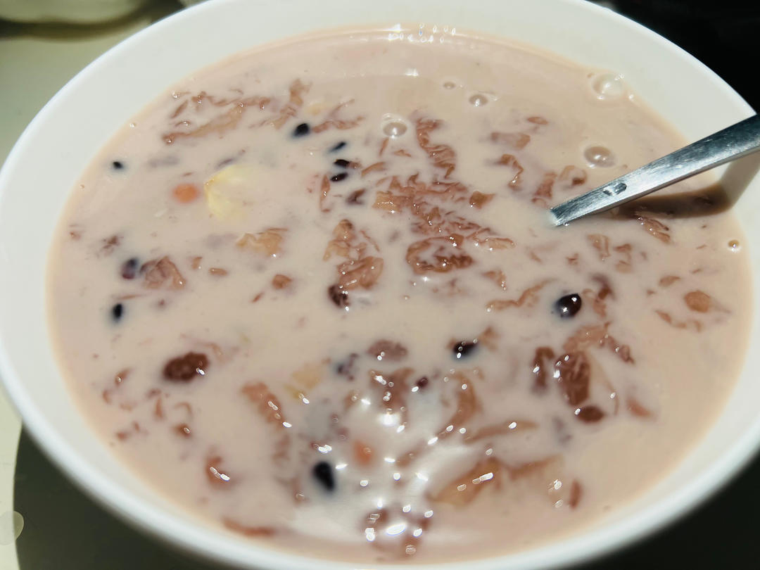 椰浆黑米桃胶银耳羹