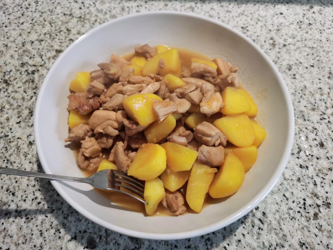 鸡腿炖土豆 上桌秒空盘 汤都喝干了！