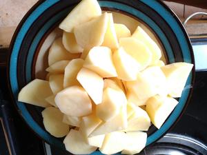 香菇土豆炖鸡块的做法 步骤1
