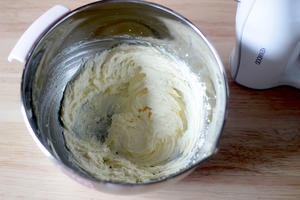 开心果奶酥，秋季零食大盘点，最受欢迎的奶酥制作方法来啦！的做法 步骤3