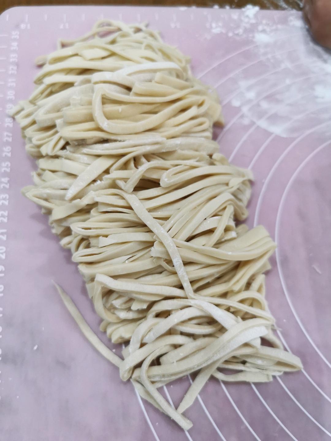 【小高姐】手擀肉臊面  手工做出口感劲道的擀面条