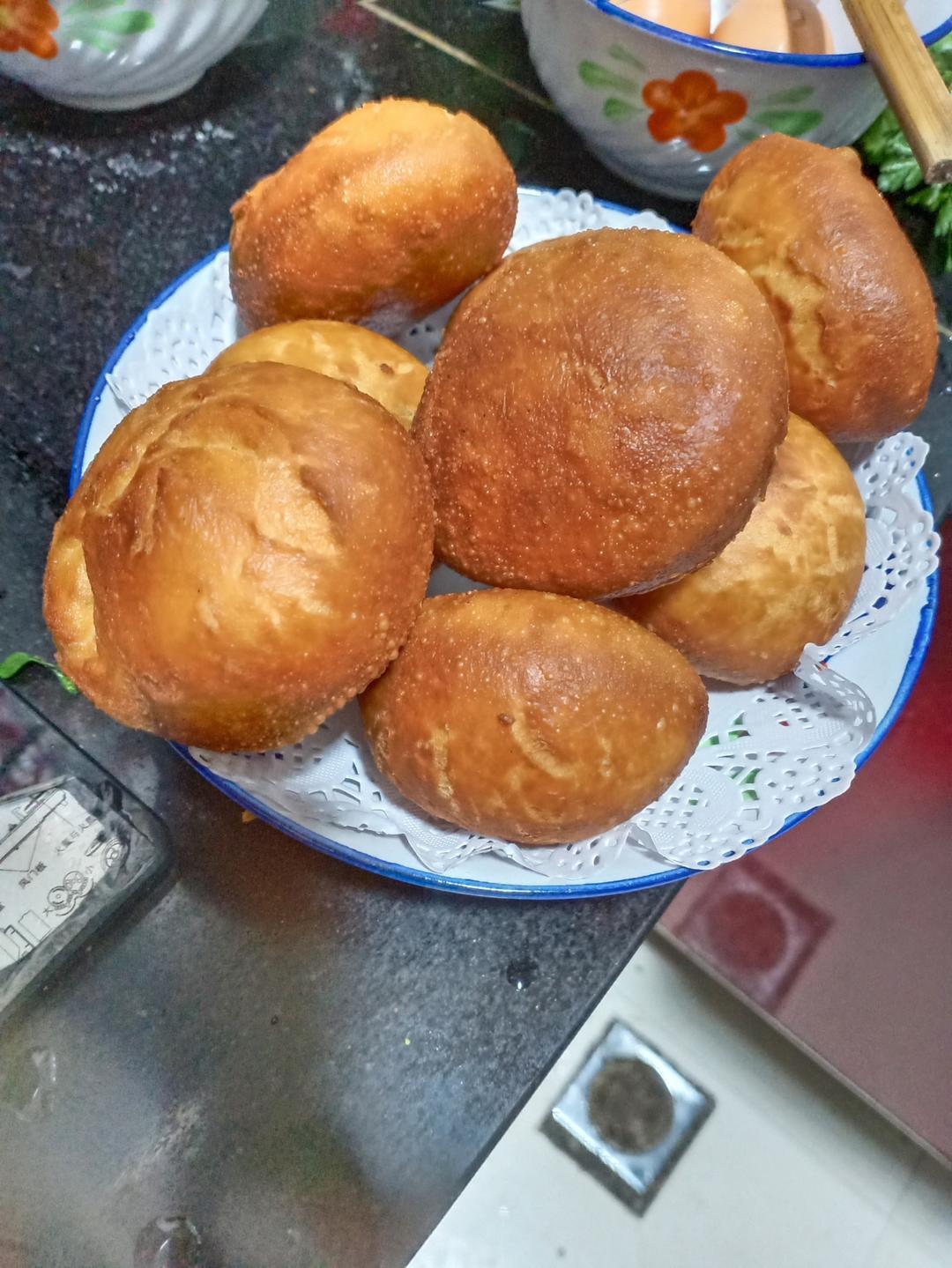 家常油炸汉堡 普通面粉不用揉出手套膜 口感松软香甜 附细节视频详解