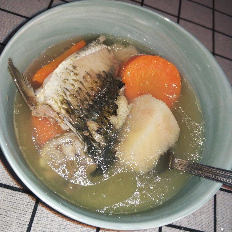 树苗姐姐做的胡萝卜粉葛鲫鱼汤