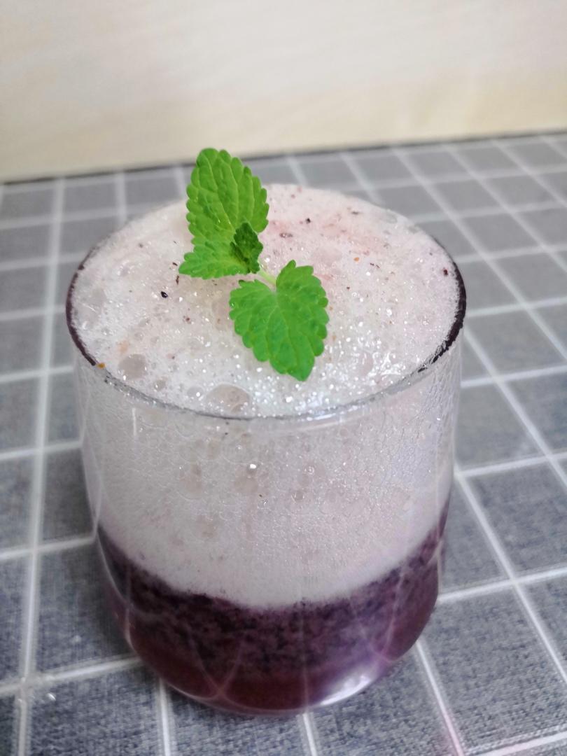 汪意寒做的自制饮品蓝莓气泡水