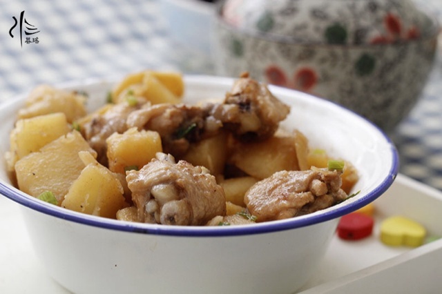 土豆炖翅根