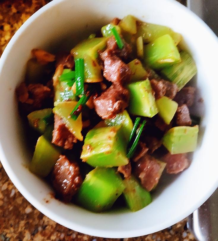 莴笋块烧牛肉粒