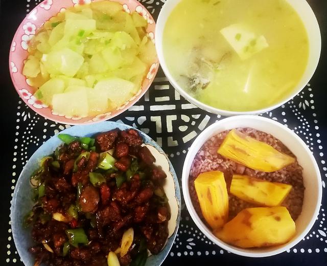 孕妇餐:小煎兔3油冬瓜，豆腐鲫鱼汤，红薯杂粮饭。