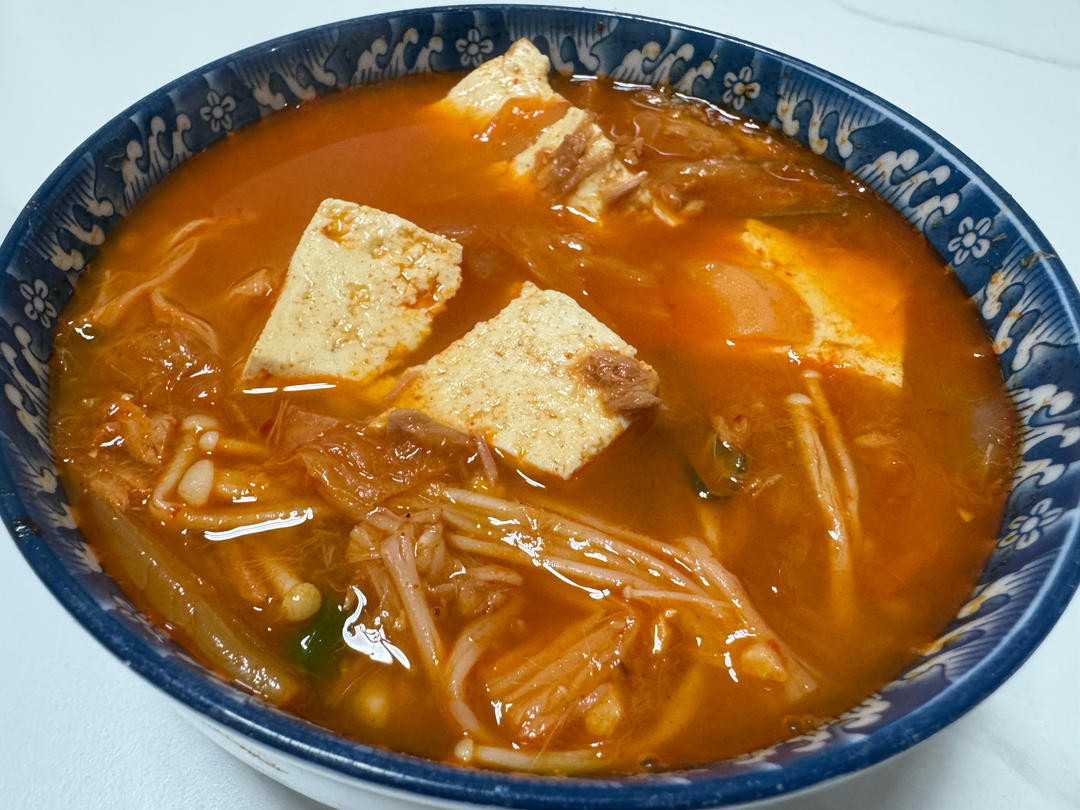 참치김치찌개
金枪鱼泡菜汤