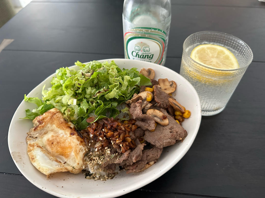 生菜牛肉拌饭