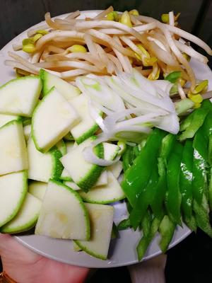 韩式嫩豆腐汤（辣牛肉汤）的做法 步骤2