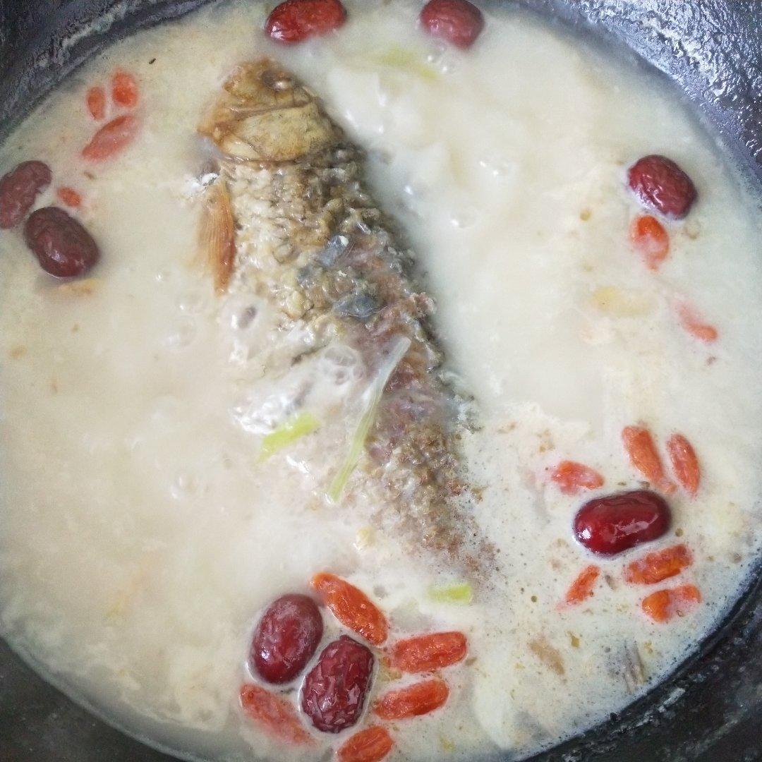 鲫鱼下奶汤