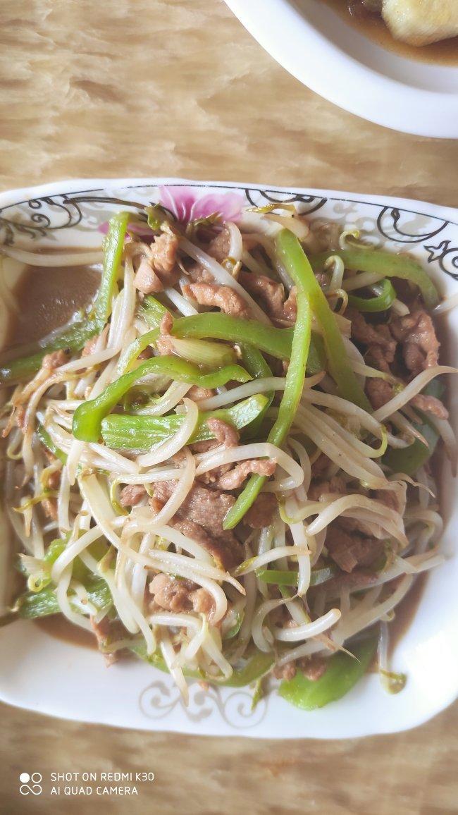 就像有句话所说：成年人的世界里，从来就没有“容易”二字。很多时候，你只能单枪匹马，直面生活的兵荒马乱。