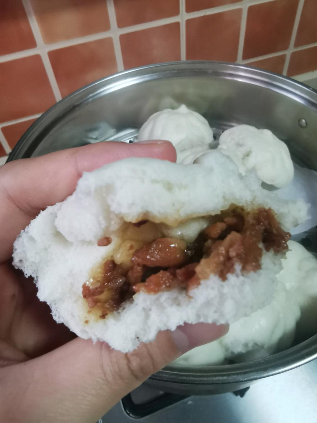 云朵般松软爆浆蜜汁叉烧包