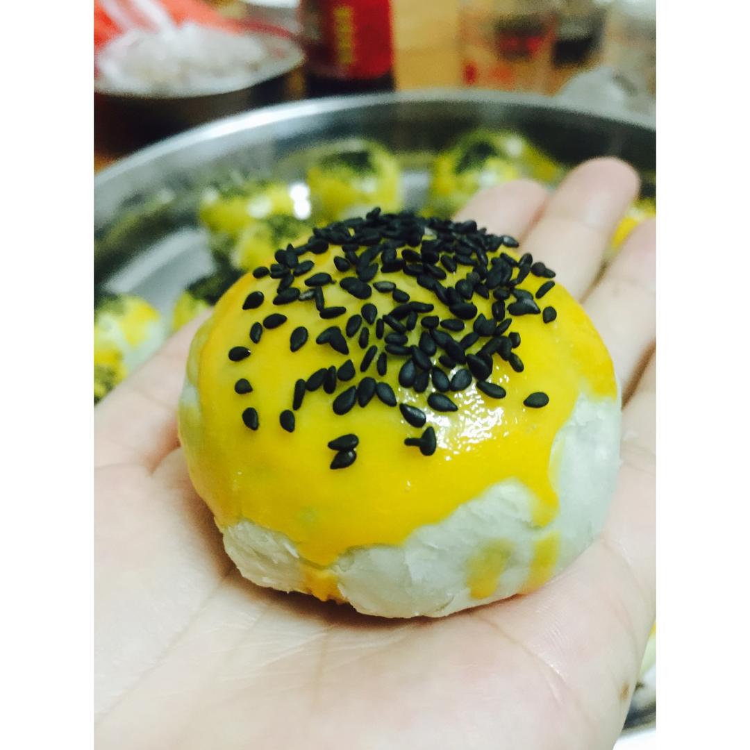 蛋黄酥 Danhuangsu