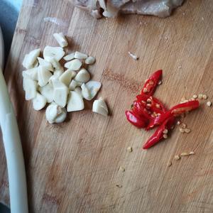 豌豆荚炒香肠的做法 步骤1