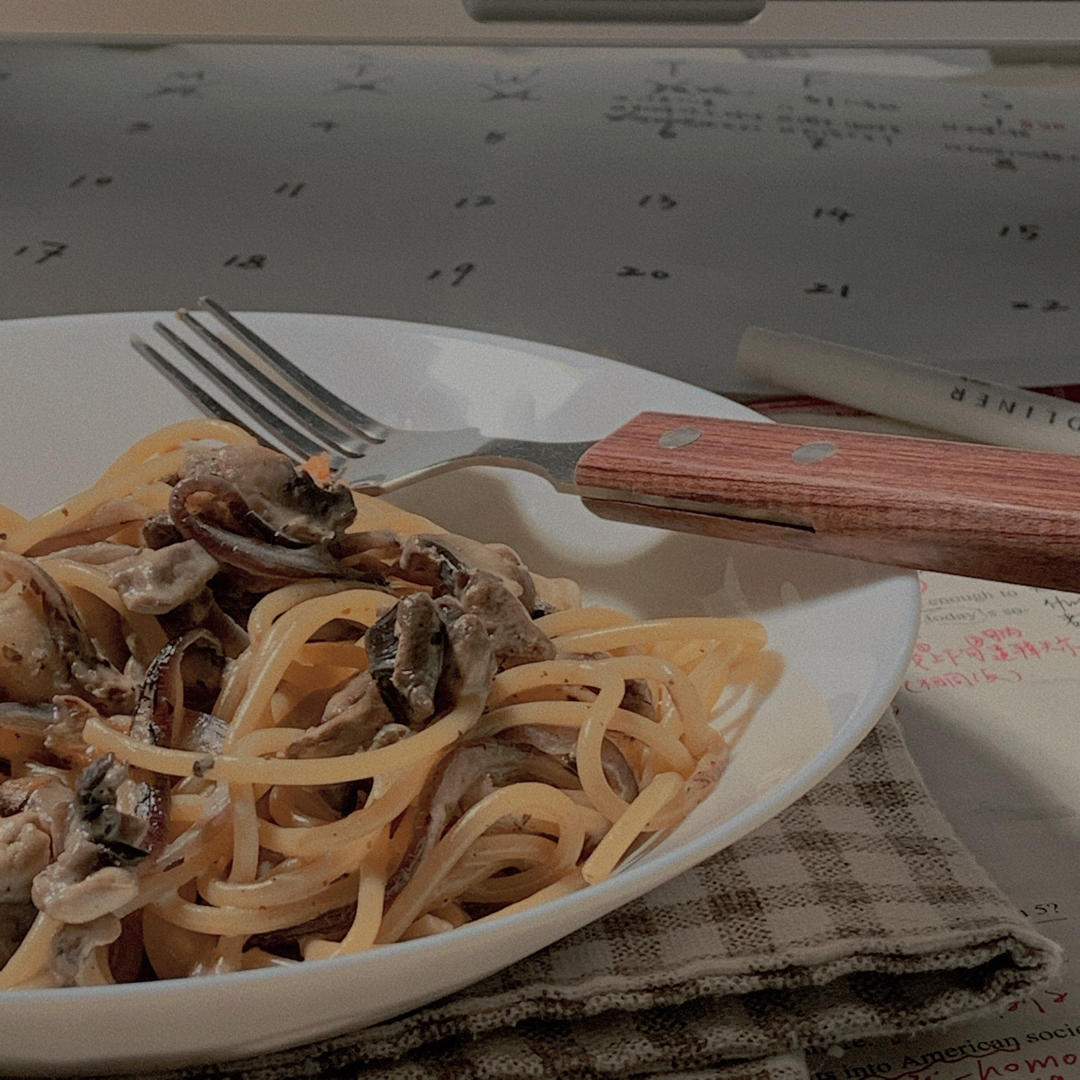 用牛奶代替奶油的                培根蘑菇意大利面🍝 Creamy bacon       mushroom fettuccine