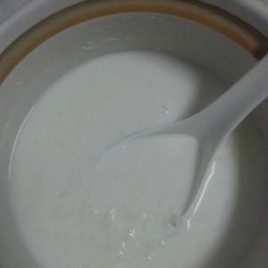 大米牛奶粥的做法 步骤3